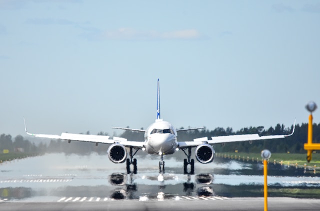 jet starting the flight